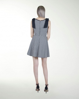 VESTIDO DA ESCOTE CUADRADO CON MOÃOS