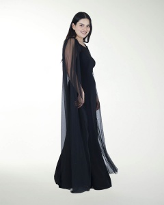 VESTIDO TE CON MANGAS Y FLORES EN HOMBRO