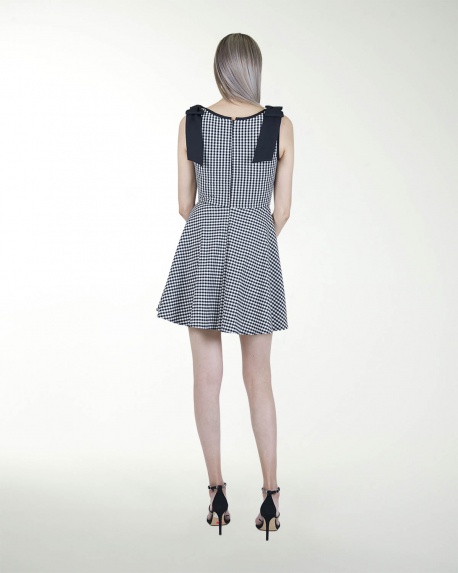 VESTIDO DA ESCOTE CUADRADO CON MOÃOS