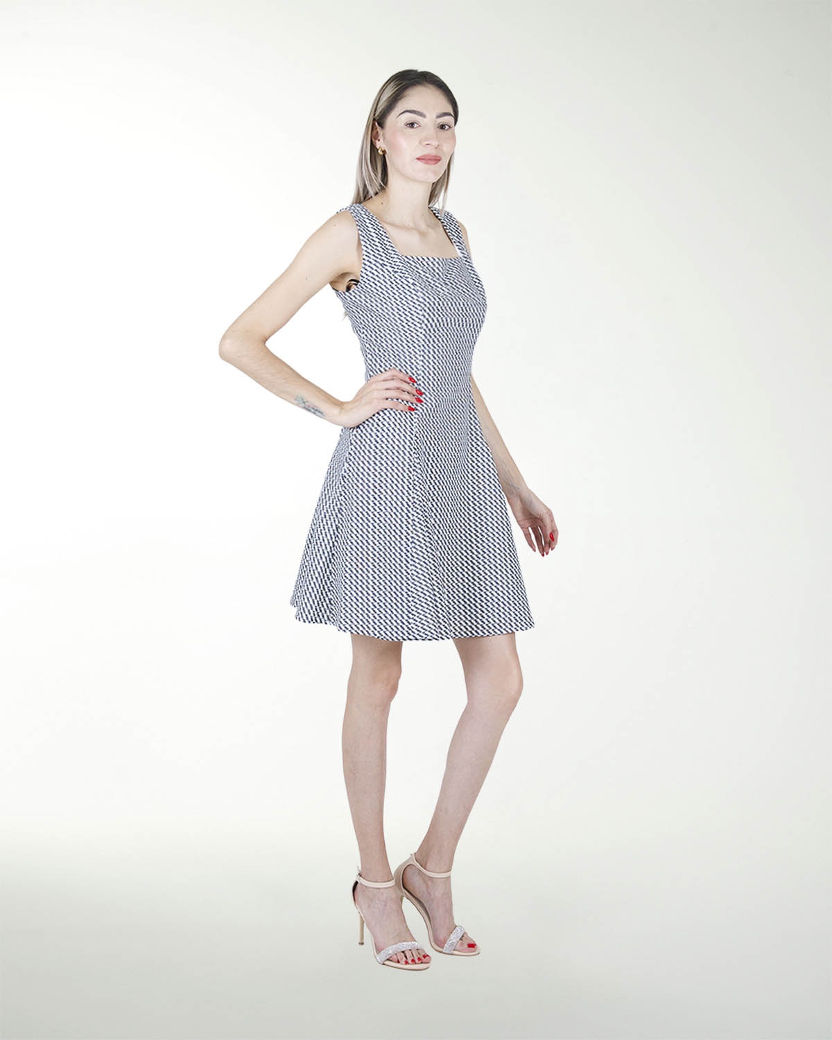 VESTIDO DA ESCOTE CUADRADO FALDA AMPLIA