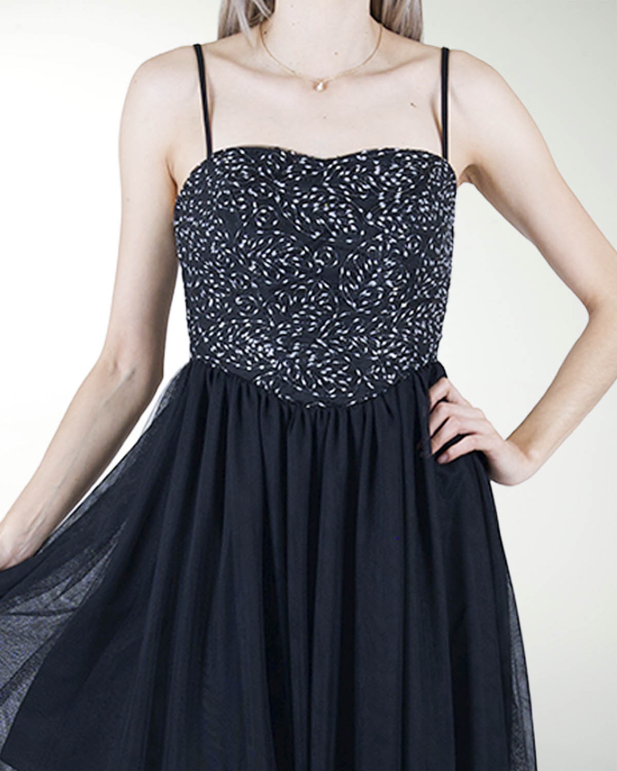 VESTIDO CC CON TELA BORDADA EN TALLE