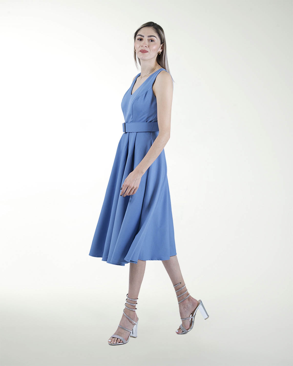 VESTIDO DA CON TABLONES ESCOTE EN V