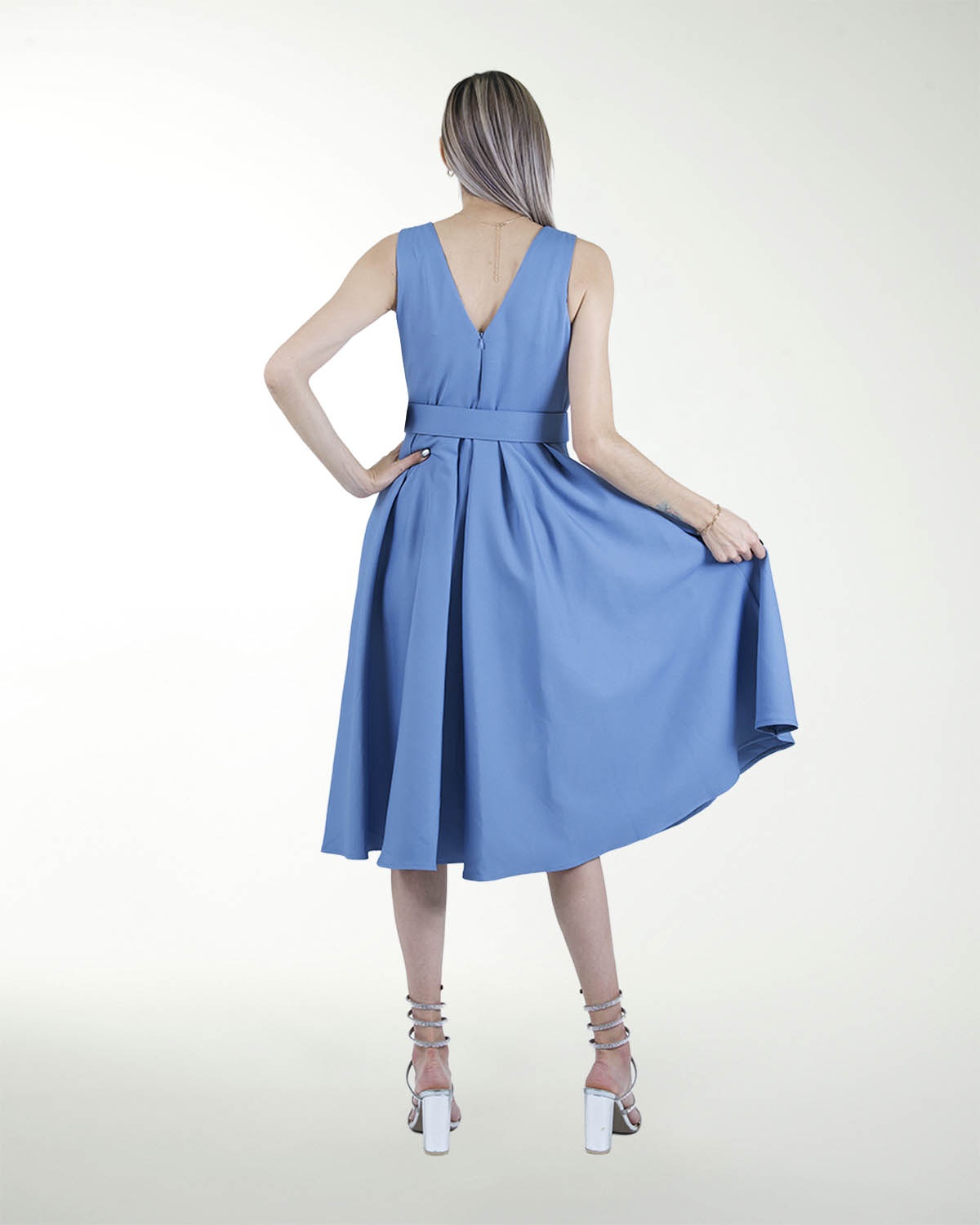 VESTIDO DA CON TABLONES ESCOTE EN V