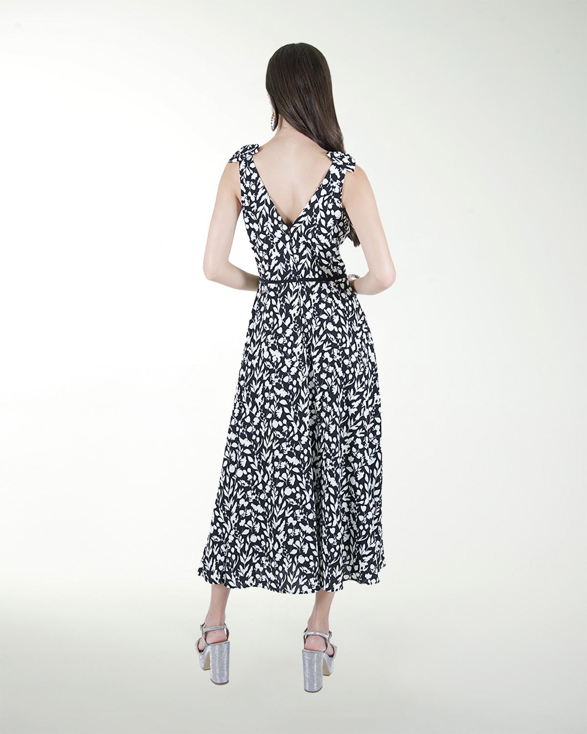 VESTIDO DA  CON MOÃOS EN HOMBROS