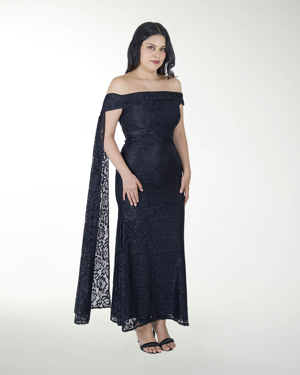 VESTIDO CL HOMBRO DESCUBIERO EN ENCAJE