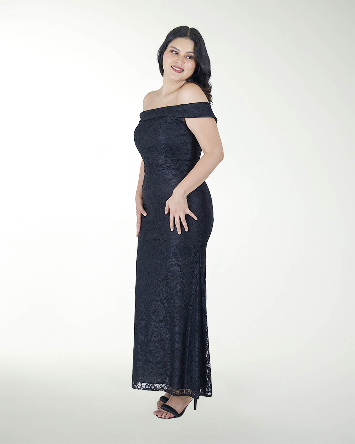 VESTIDO CL HOMBRO DESCUBIERO EN ENCAJE