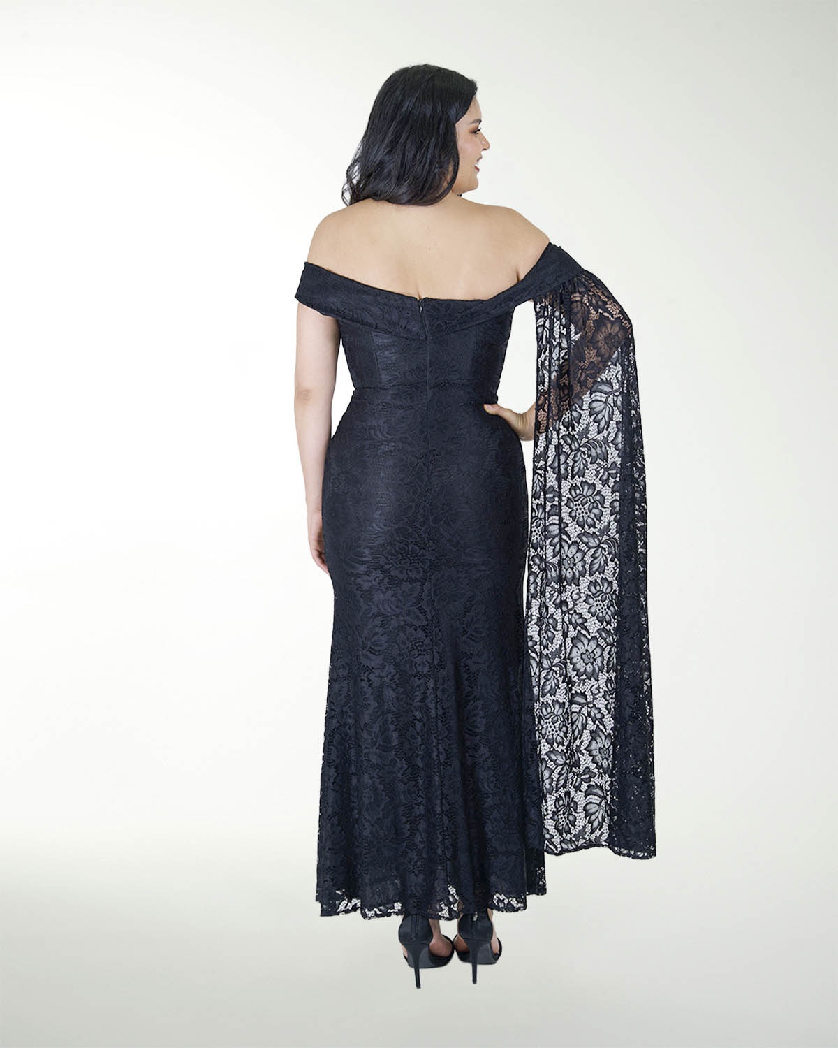 VESTIDO CL HOMBRO DESCUBIERO EN ENCAJE