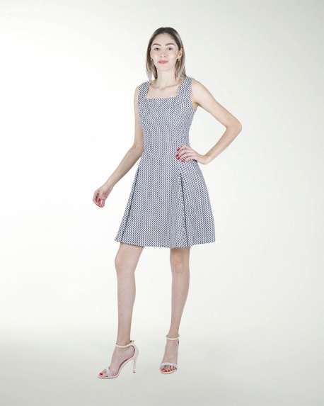 VESTIDO DA ESCOTE CUADRADO FALDA AMPLIA