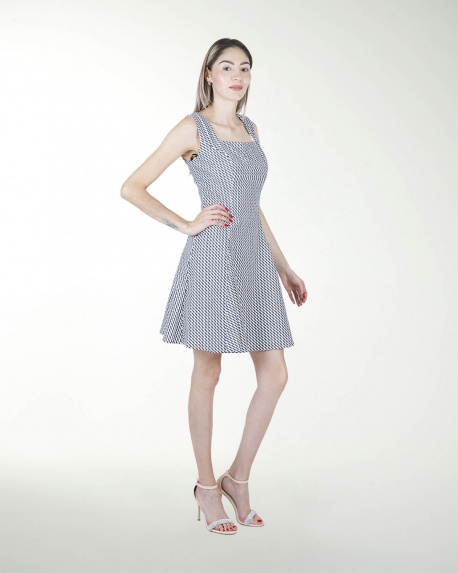 VESTIDO DA ESCOTE CUADRADO FALDA AMPLIA