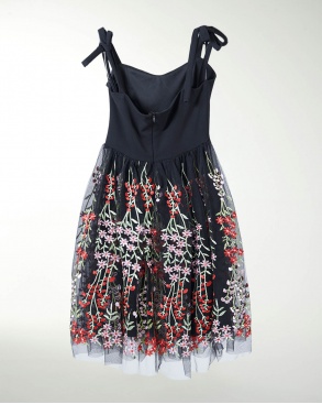 VESTIDO NIÑA FALDA BORDADA