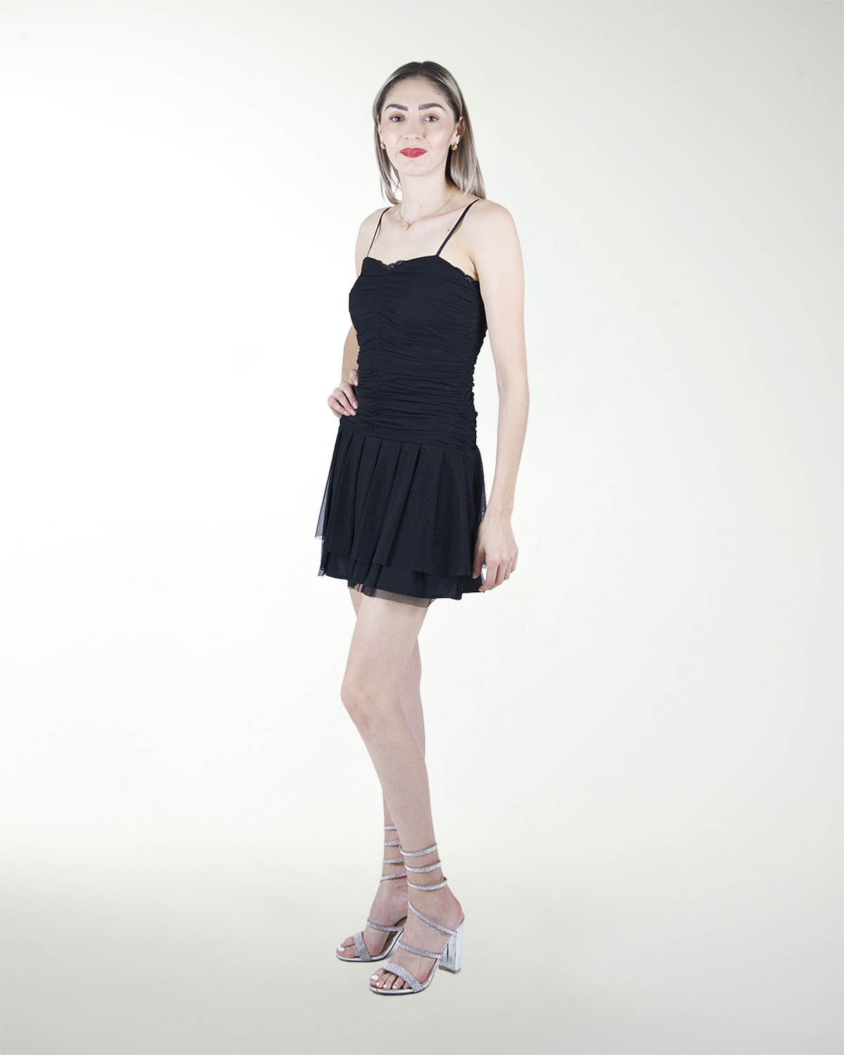 VESTIDO AN STRAPLESS CON OLAN