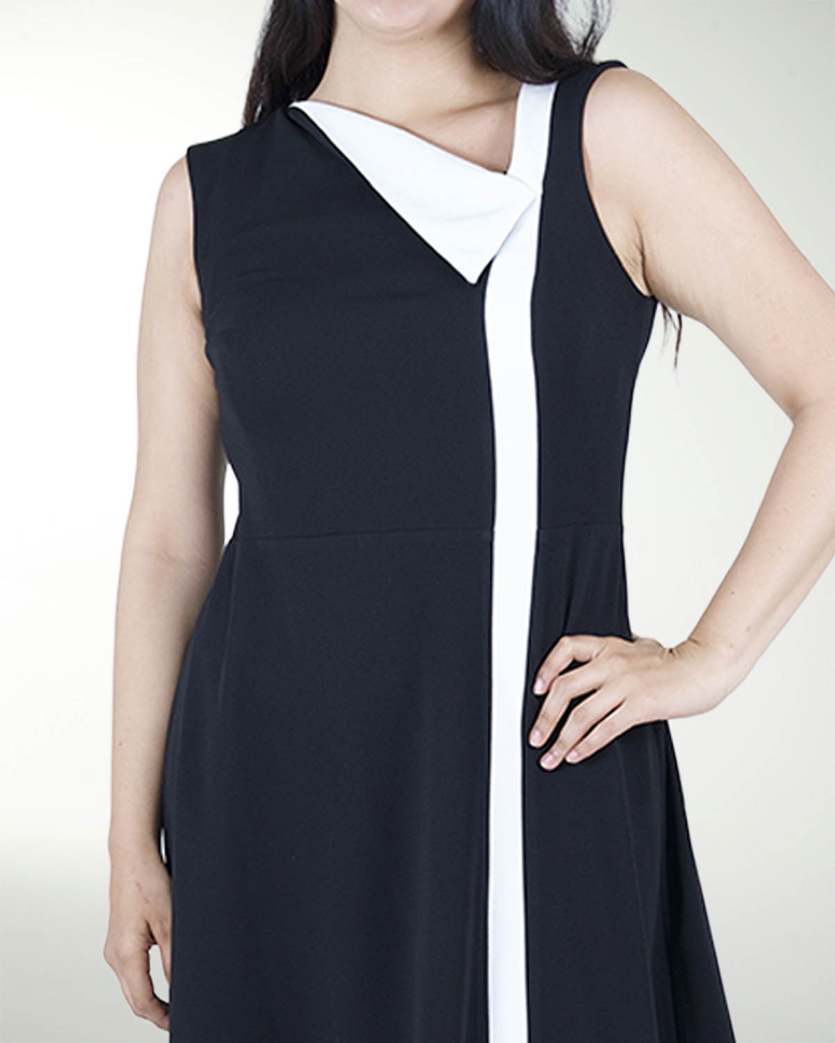 VESTIDO TV ESCOTE DIAGONAL CON VIVOS