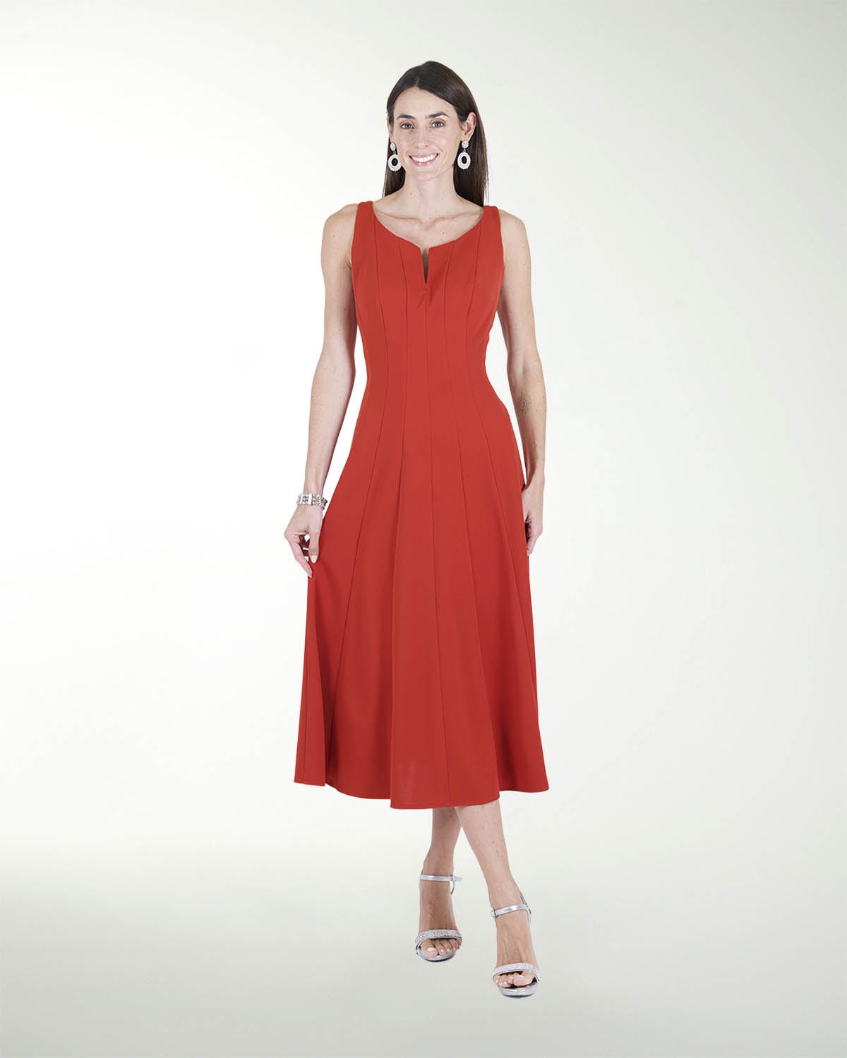 VESTIDO  CON CORTES ESCOTE  EN V